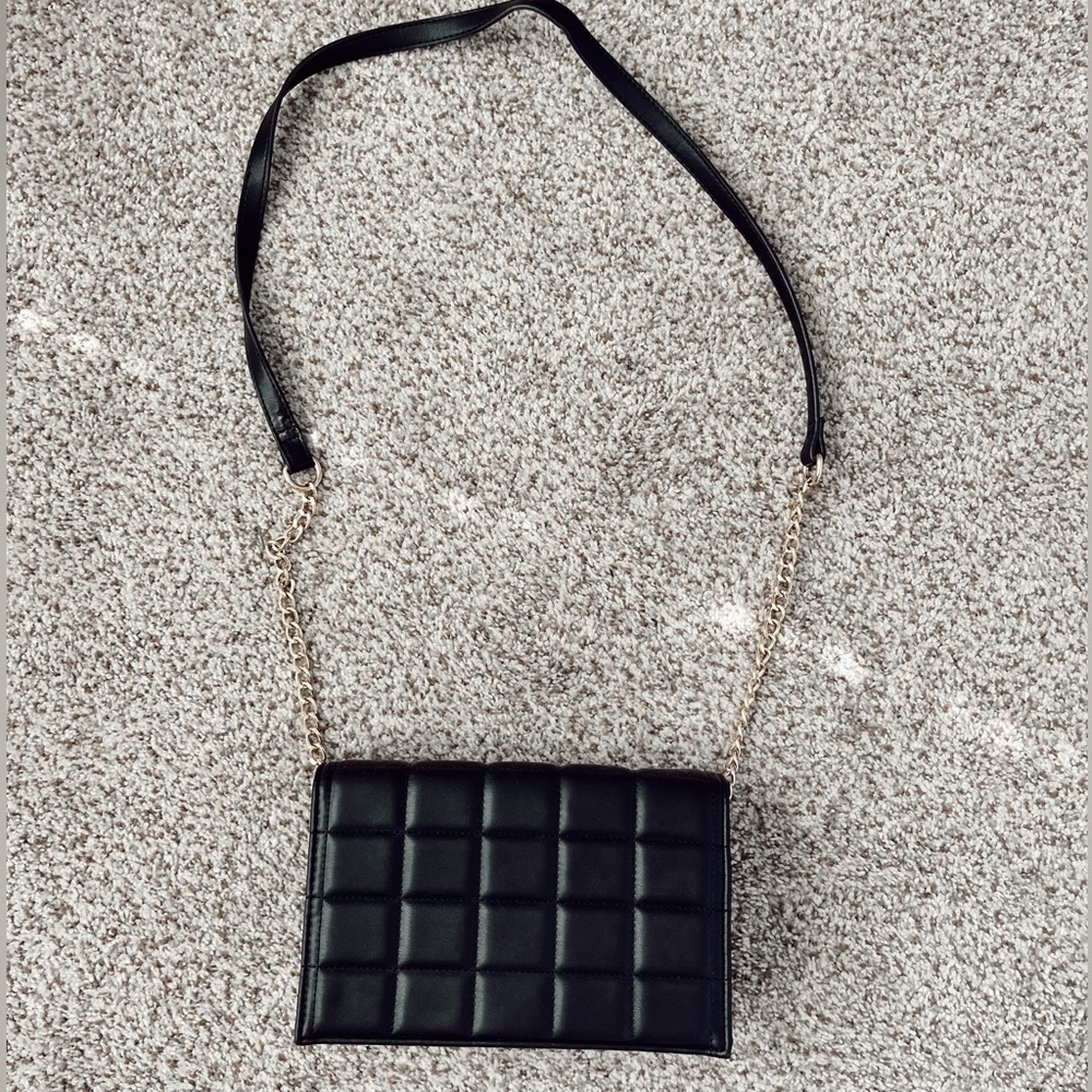 Forever 21 Quilted Black & Gold Crossbody Purse